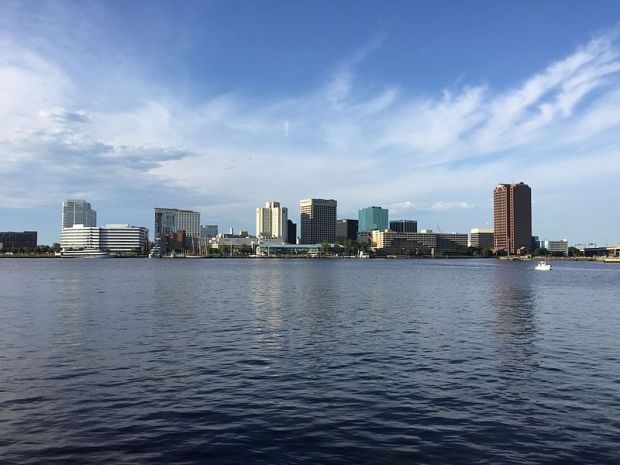 Norfolk,_Virginia_skyline_2016